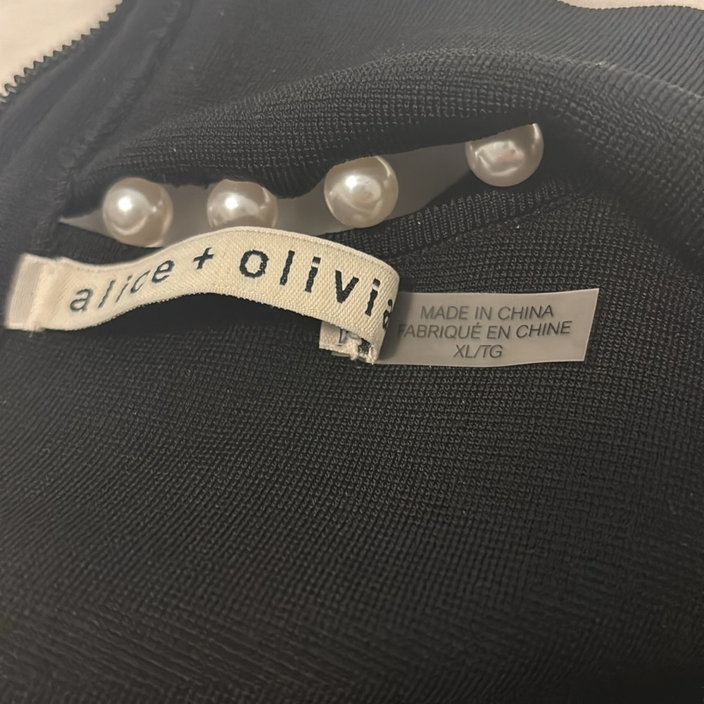 Alice + Olivia Annalee Faux Pearl Embellished Sleeveless Top
SZ XL bodycon fit - Picture 3 of 13